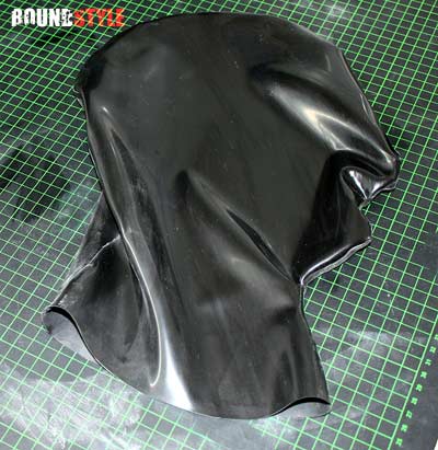 Rubber-Maske aus 2 Teilen selbst hergestellt von boundstyle.de